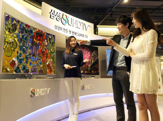 신세계백화점 강남점 행사장에서 방문 고객들이 삼성전자 SUHD TV를 감상하고 있는 모습.                                                                                                                                       삼성전자 제공